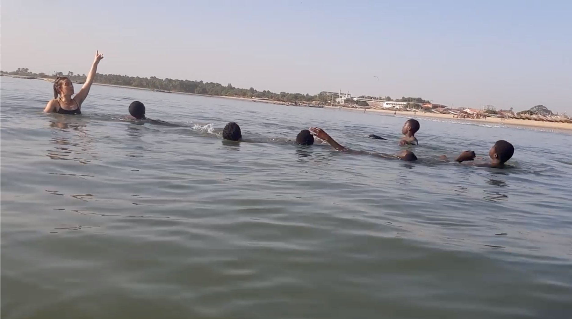 Ditte underviser i svømning i Gambia